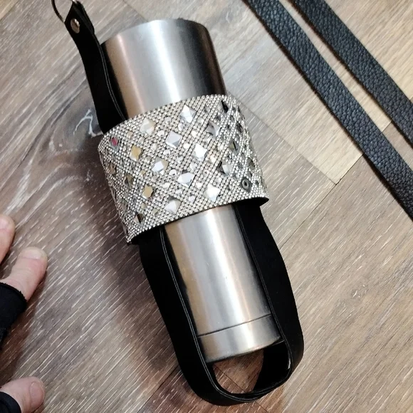 Stylish Silver and Black Water Bottle with Geometric Design - Picture 9 of 10